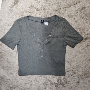 H&M Olive Green V-Neck Snap Front Short Sleeve Women's Ribbed Knit Cropped Top